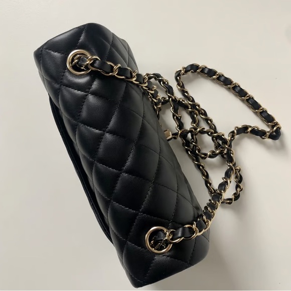 Chanel Classic Flap - Picture 2 of 9